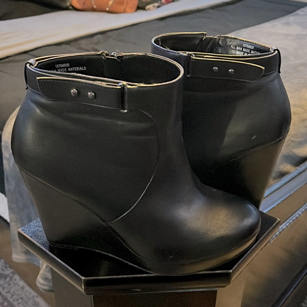 Torrid size 10 black heeled booties